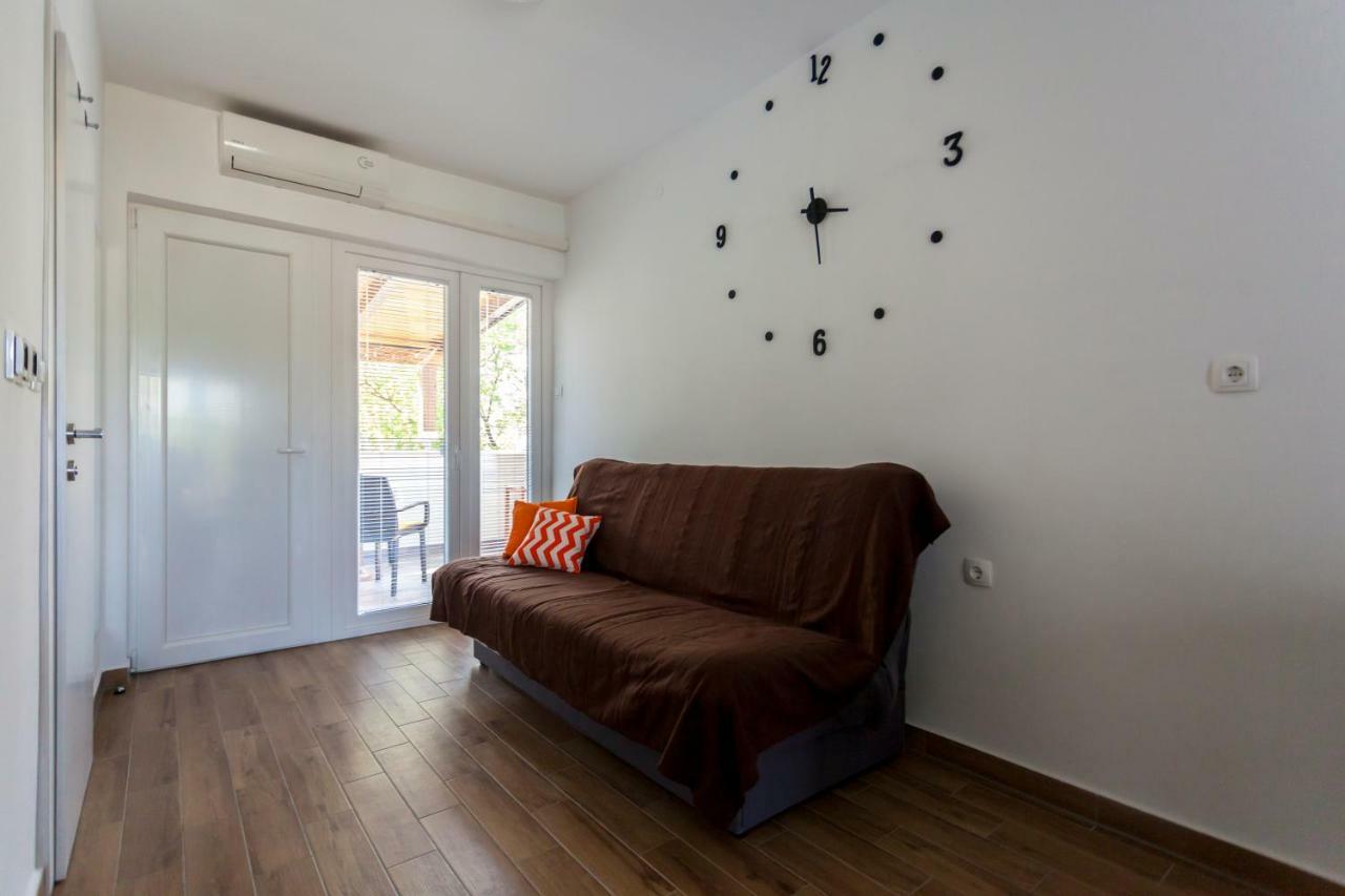 Apartment Hasanec By El-Pi Tours Njivice Extérieur photo