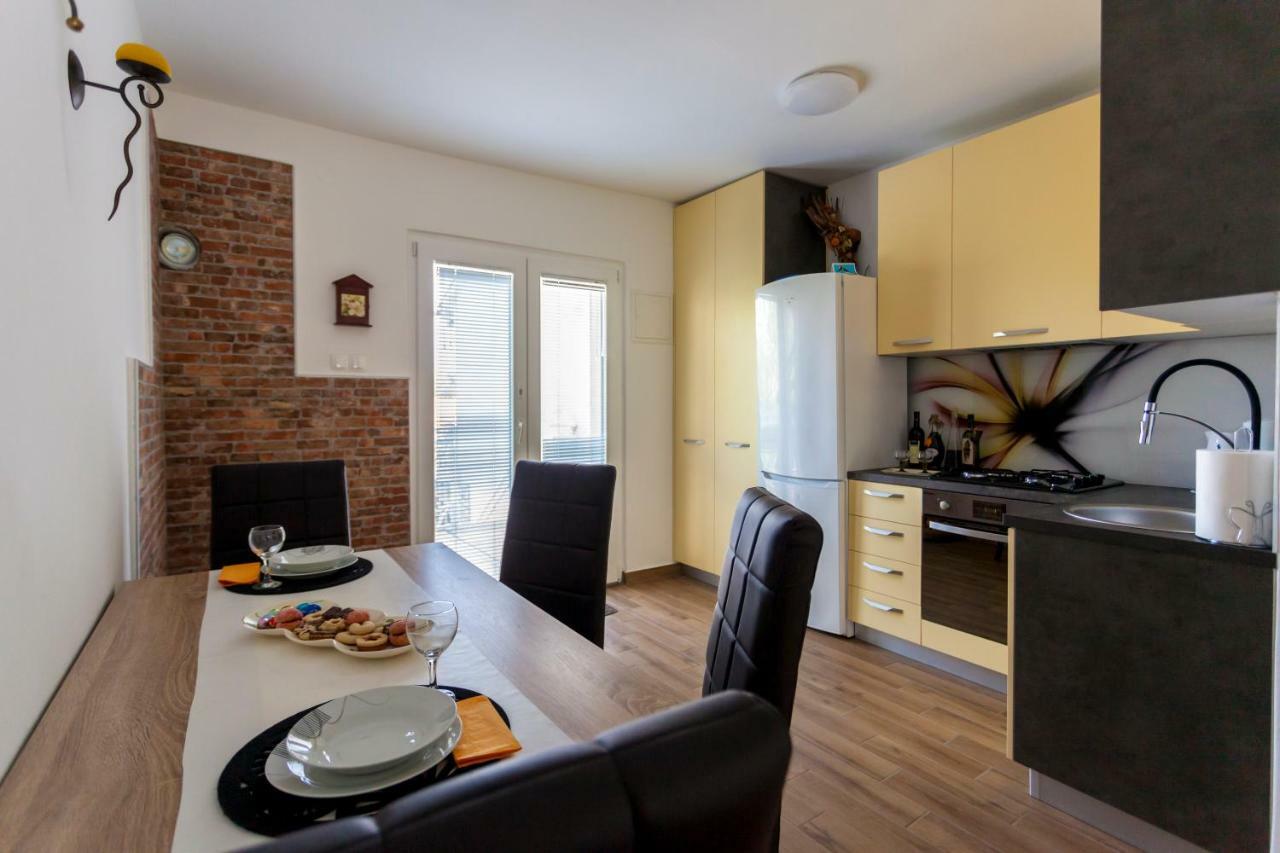 Apartment Hasanec By El-Pi Tours Njivice Extérieur photo