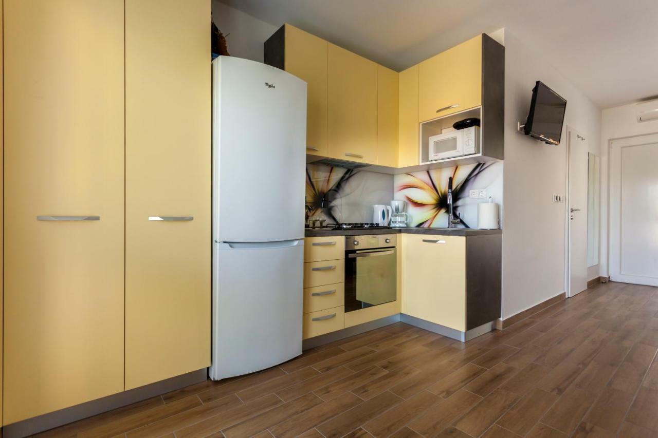 Apartment Hasanec By El-Pi Tours Njivice Extérieur photo